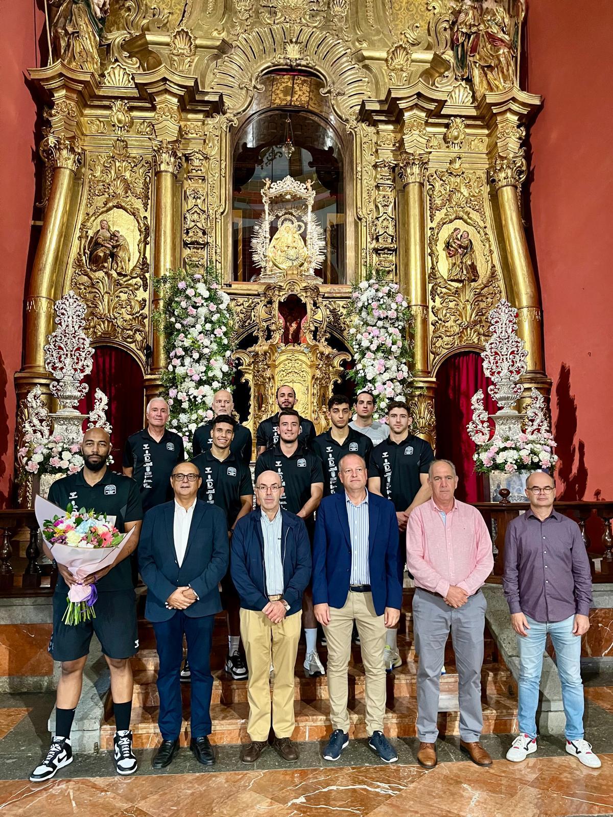 La plantilla del Bus Leader San Roque posa en el altar de la Basílica de Nuestra Señora del Pino.
