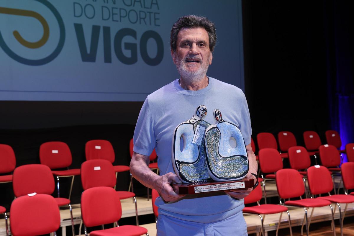 Manuel Rodríguez Alonso, &quot;Manolo&quot;, &quot;El Gran Capitán&quot; del Celta posa en solitario con el Premio Luis Miró para leyendas.