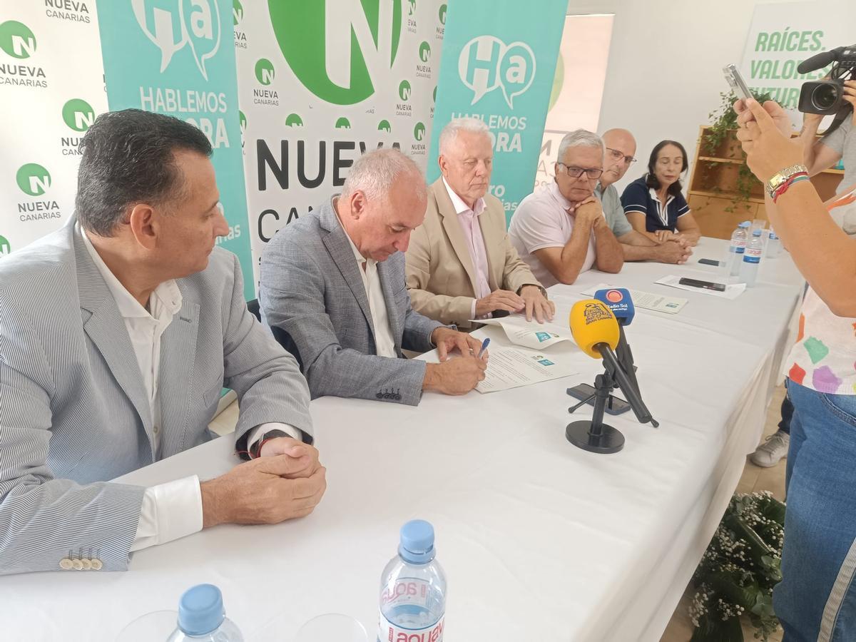 El dirigente insular de Hablemos Ahora, Pablo Espinosa; el secretario general de NC-BC, Luis Campos; el presidente de Gran Canaria de Hablemos Ahora, Francisco Pérez; el miembro del partido en San Bartolomé de Tirajana, José Juan Santana; el secretario insular de NC-BC, Agustín Arencibia y la exalcaldesa del municipio, María del Pino Torres; firmando el documento de colaboración.