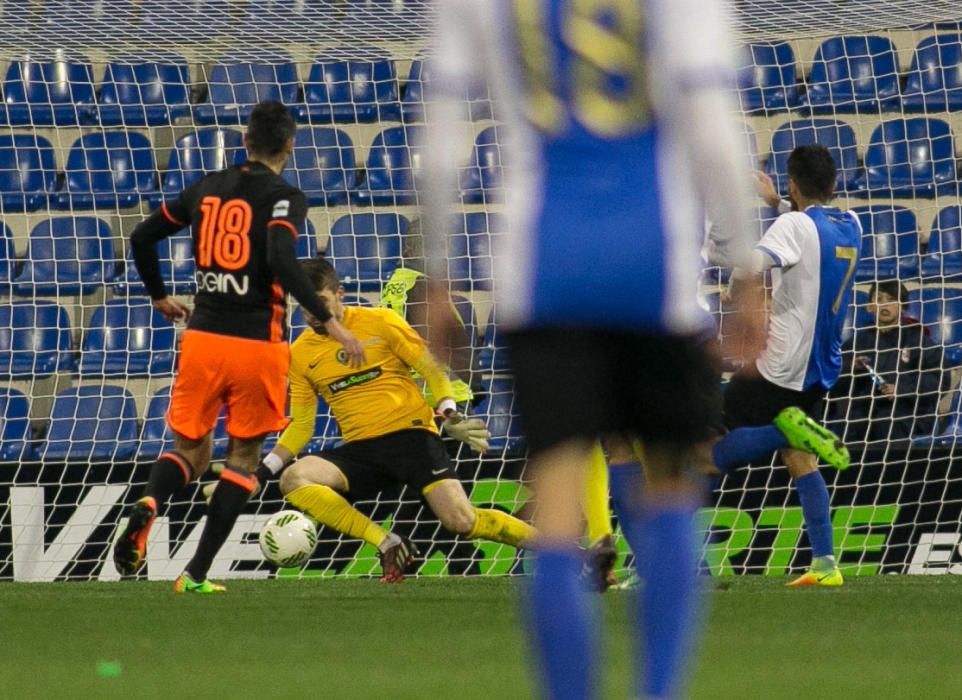 La primera parte acabó sin goles de milagro ya que el Mestalla dispuso de tres ocasiones claras y el Hércules de dos.