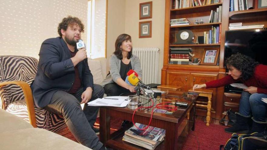 Pablo Fidalgo y María Pereira, ayer, en un piso de Santiago. // Xoán Álvarez