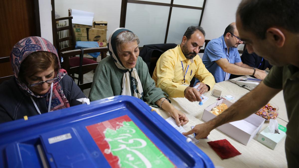Un hombre vota durante la primera vuelta de las elecciones presidenciales anticipadas en Irán