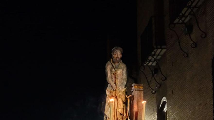 La nueva imagen en la salida y en el taller, Abajo a la derecha la imagen de Cristo en brazos de la muerte, con una vela con el nombre del artista. | | PABLO ALONSO VICENTE Y CEDIDAS