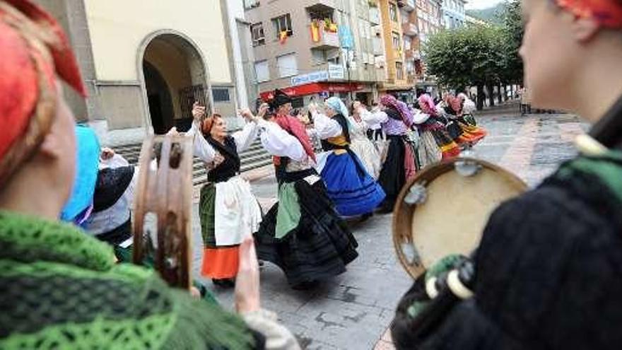 Actuación musical ante la iglesia de Pola de Lena.