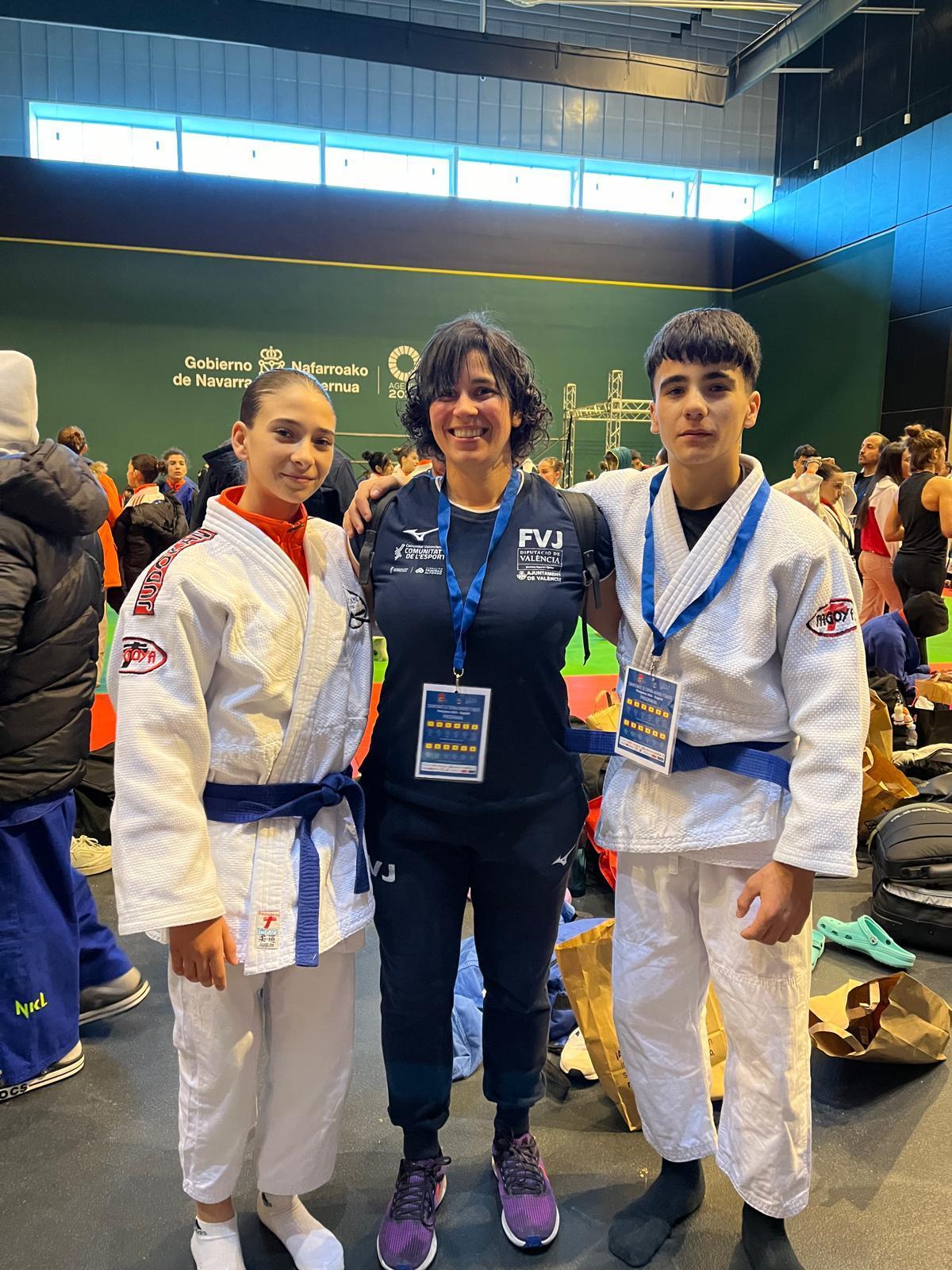 La entrenadora con Marta Arcos, y Samuel Rivadulla.