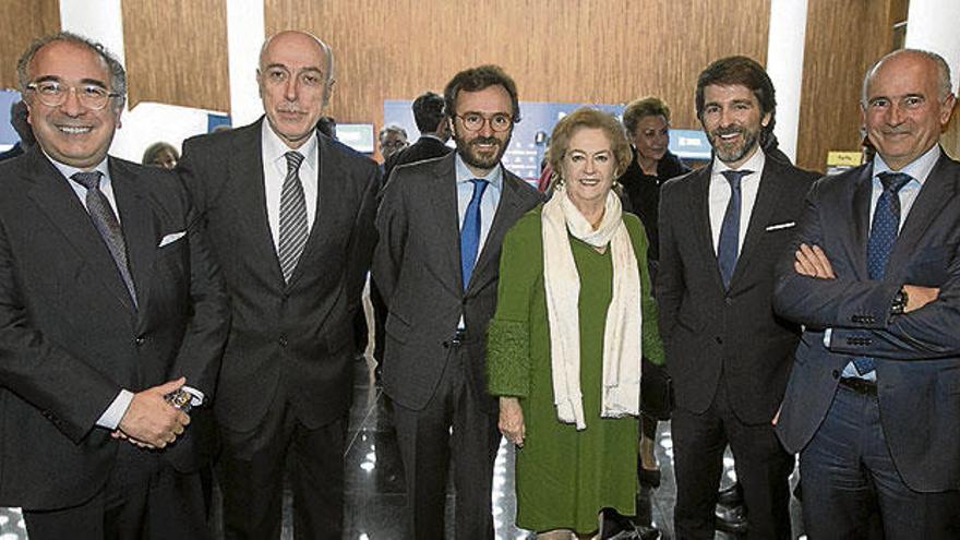 Izq. a dcha., el director general de Banco Sabadell, Miquel Montes; el consejero delegado de Prensa Ibérica para la Comunidad Valenciana, Juan Antonio López Ruiz de Zuazo; el consejero delegado de Prensa Ibérica, Aitor Moll; la vicepresidenta de Prensa Ibérica, Arantza Sarasola; el director general de Prensa Ibérica, Sergi Guillot, y el subdirector general y director territorial del Sabadell, Jaime Matas.