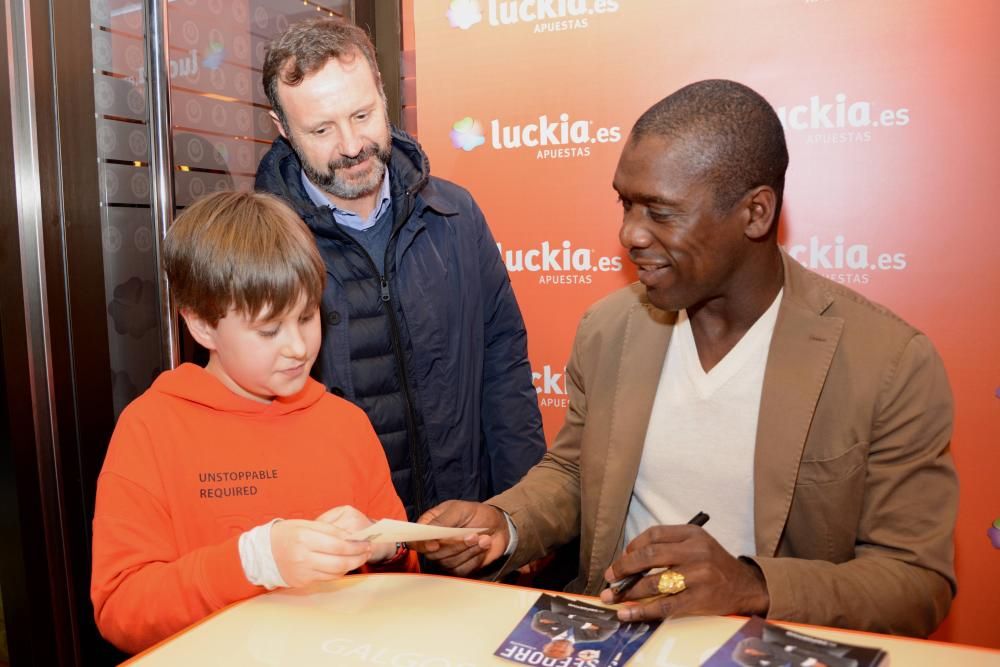 Seedorf participa en un sorteo en Cuatro Caminos