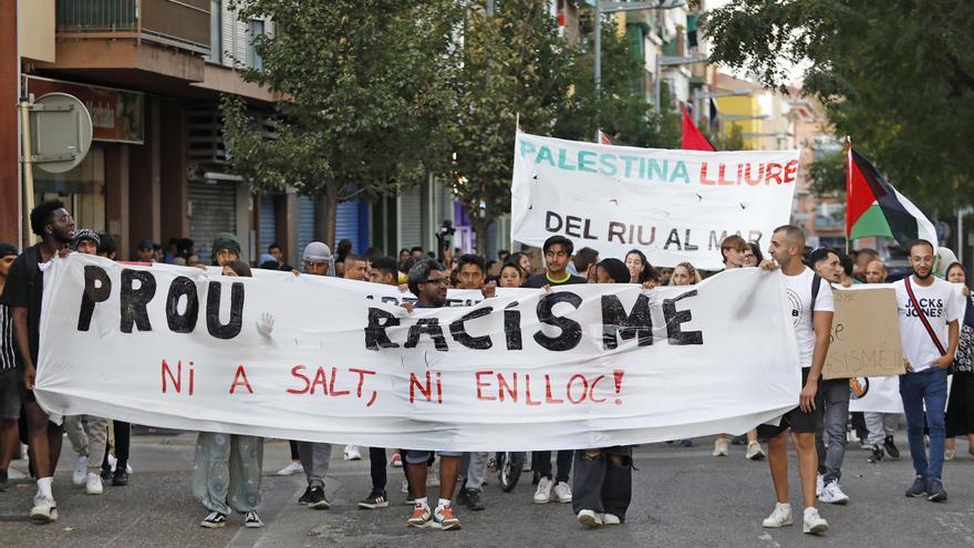 Salt diu prou al racisme en una manifestació que aplega més de 200 persones