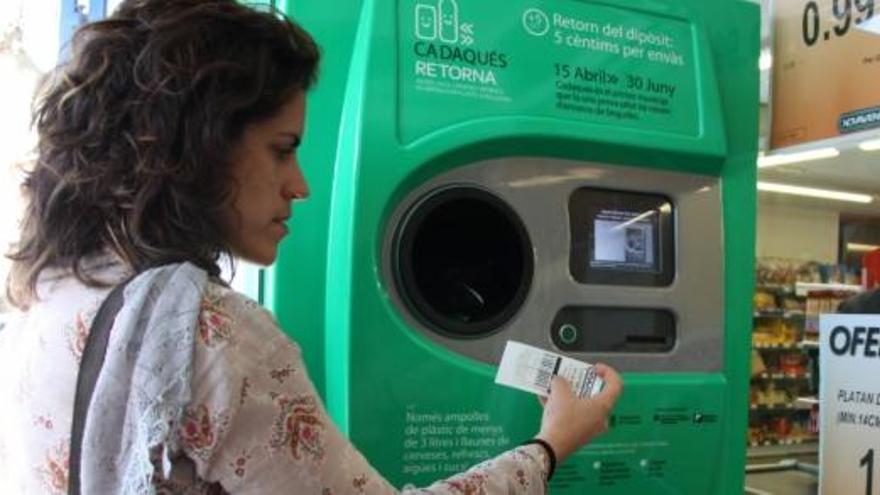 Primera jornada de la prova pilot de retorn d&#039;envasos a Cadaqués