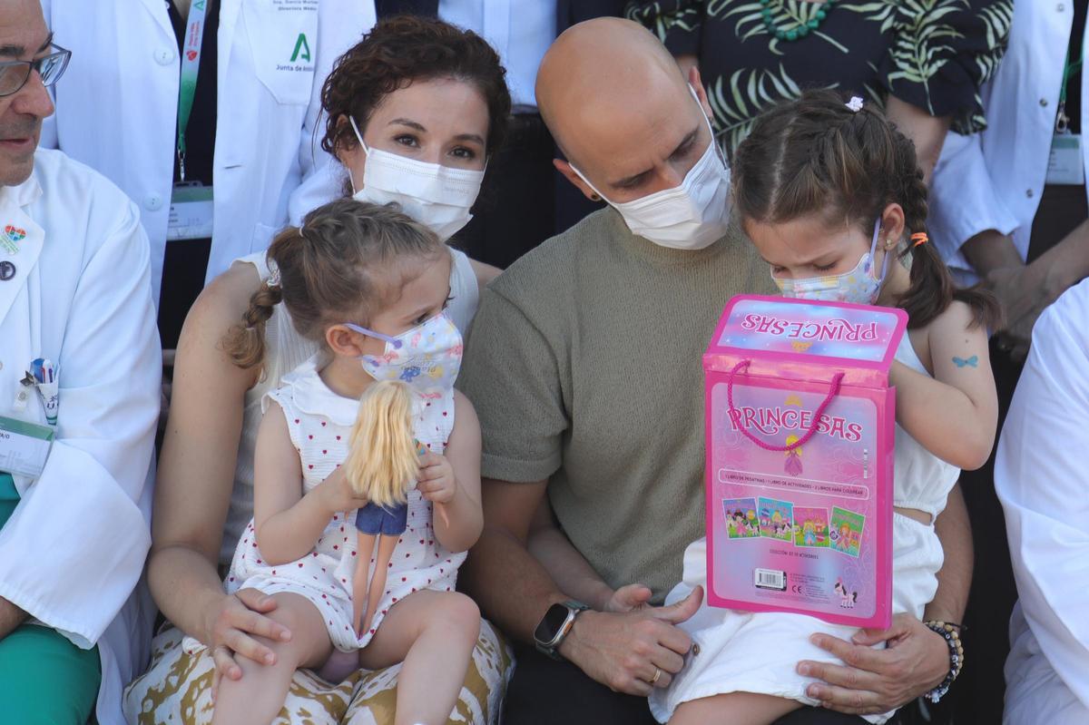 Familia cuya hija fue la primera beneficiaria de un trasplante de corazón pediátrico por donación en asistolia en Andalucía.