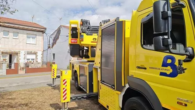 Alarma en Granda por un cable de alta tensión caído que casi hace arder una casa