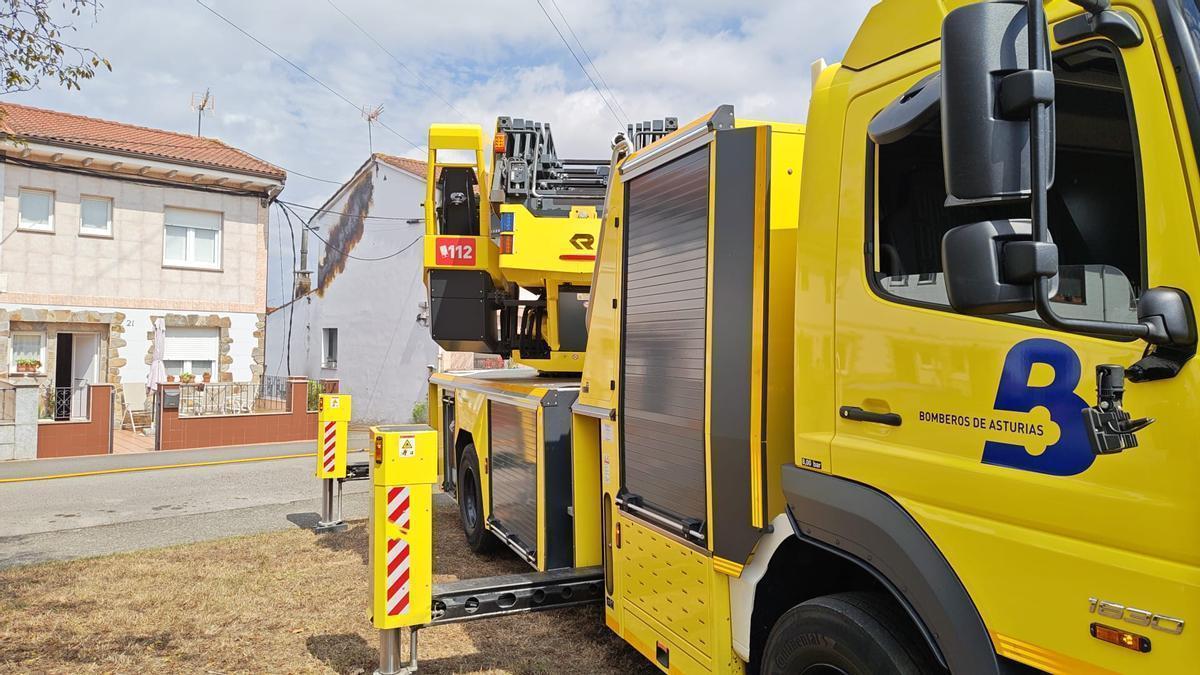 Alarma en Granda por un cable de alta tensión caído que casi hace arder una casa