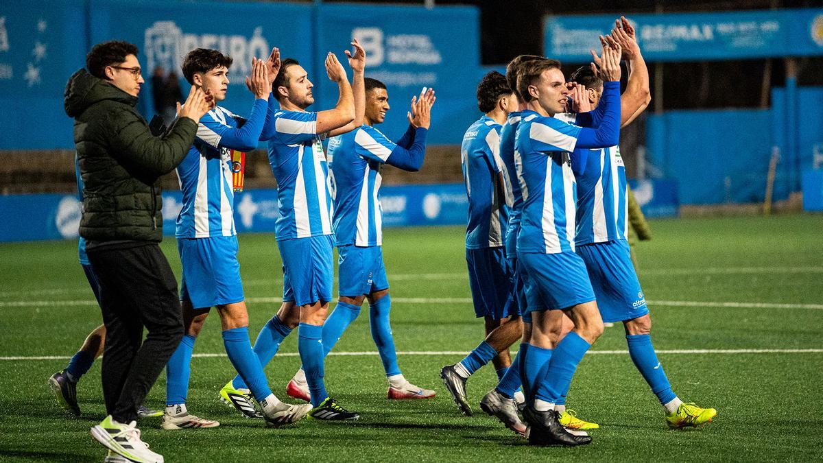 Los jugadores del CF Gandia aplauden a su afición