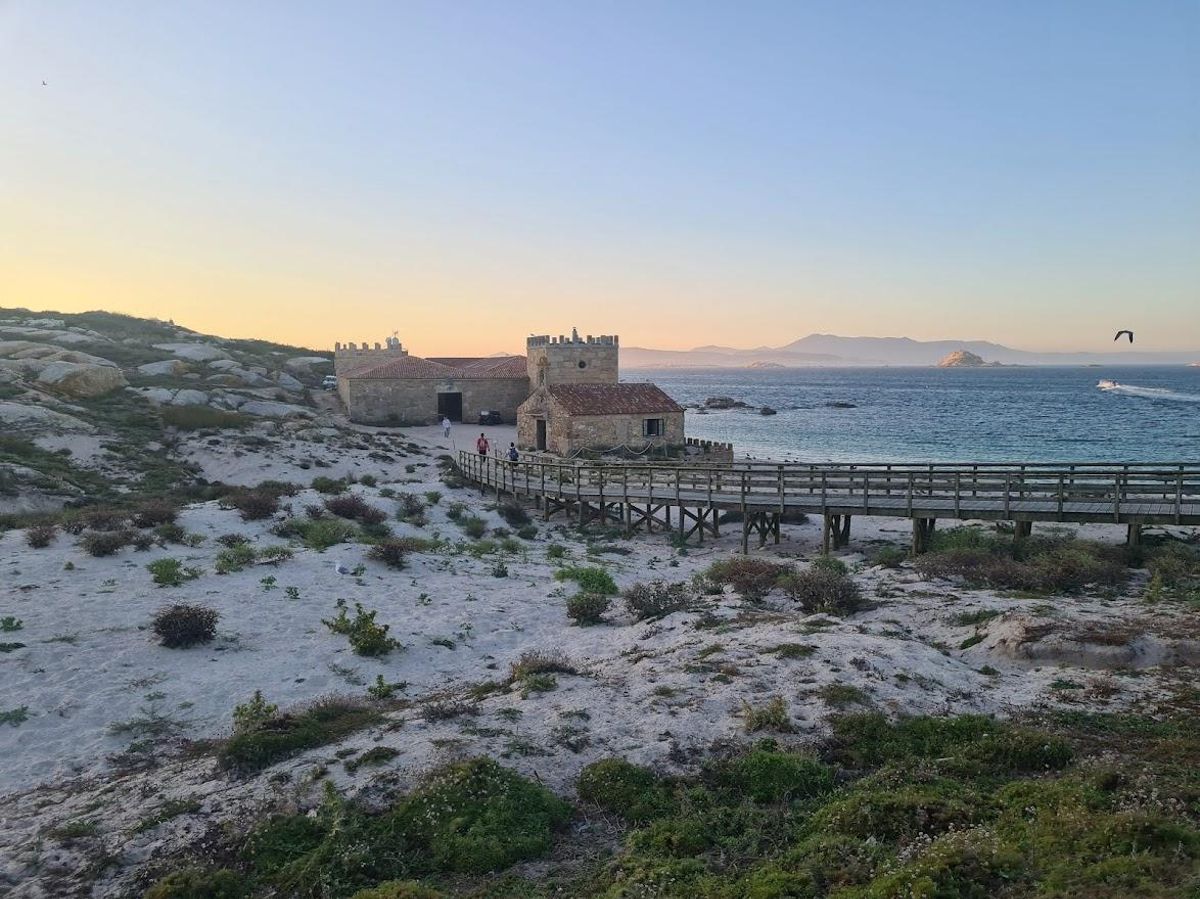 La zona del pazo y la capilla.