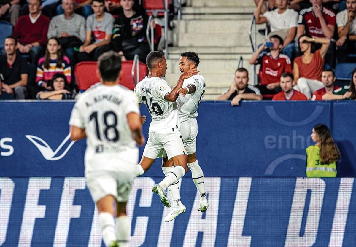 Lino y Kluivert celebran un gol durante la temporada 2022-2023