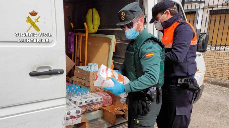 Coronavirus en Córdoba: la Guardia Civil traslada material sanitario a la residencia San Rafael