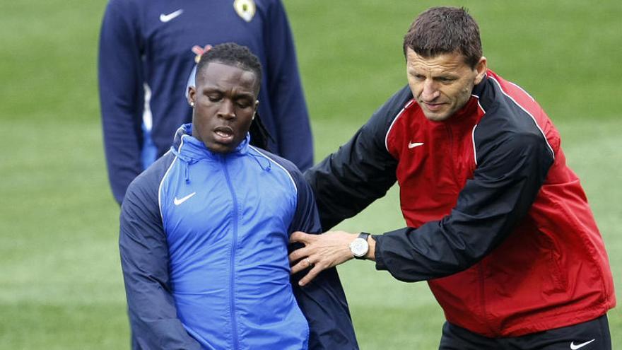 Djukic coloca correctamente a Drenthe durante un entrenamiento de 2011