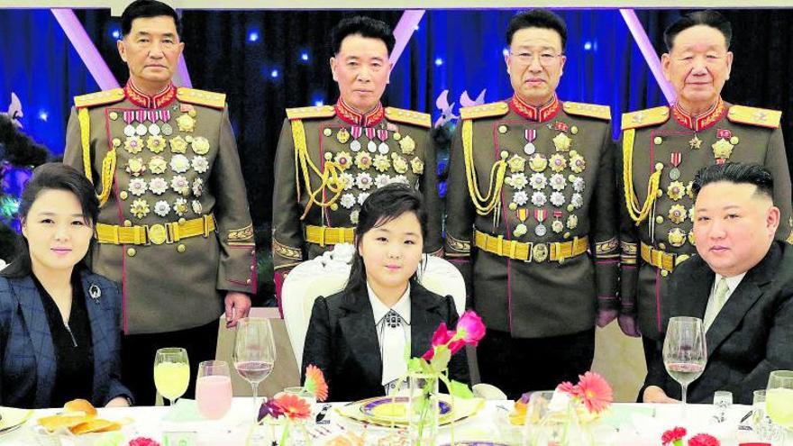 Ju-ae entre sus padres, Kim Jong-un y Ri Sol-ju en una de sus últimas apariciones, un banquete militar. | REUTERS