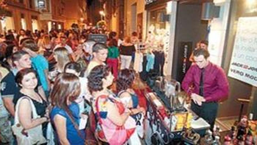 La &#039;Shopping night&#039; reúne a miles de cordobeses en las calles del centro