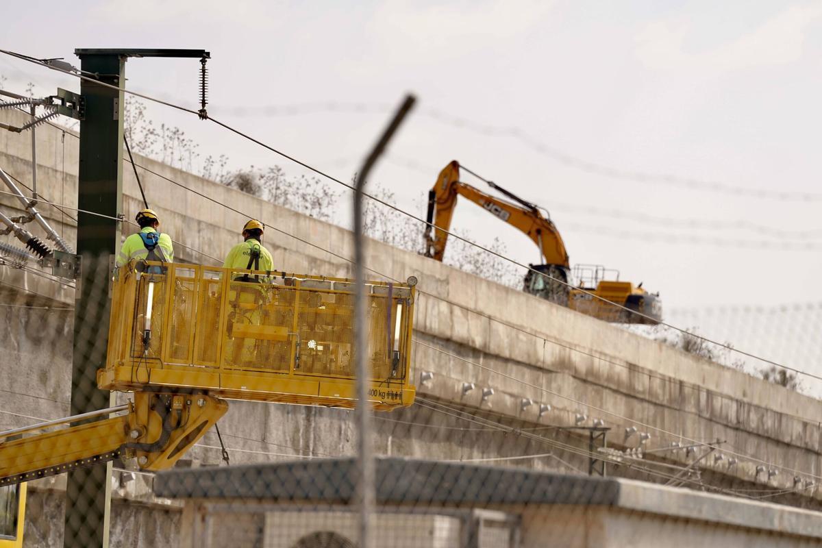 Trabajos en Álora en el deslizamiento de tierra que que mantiene cortada la línea AVE Madrid-Málaga desde el último temporal.