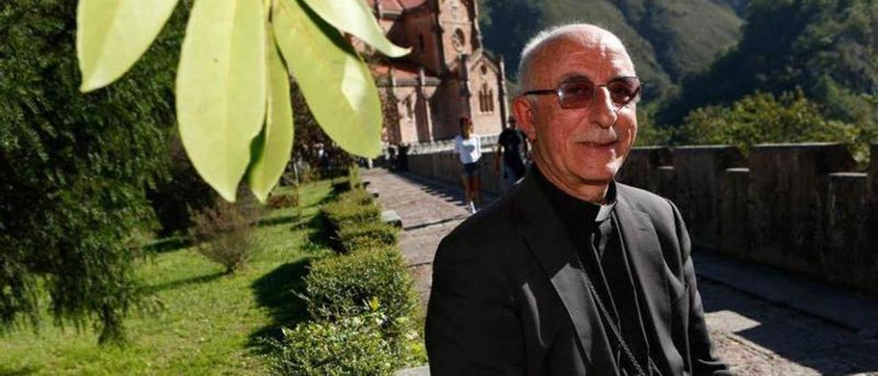 Atilano Rodríguez, en Covadonga, con la basílica al fondo.