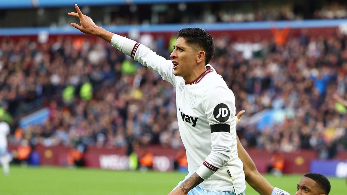 Edson Álvarez, defendiendo la camiseta del West Ham