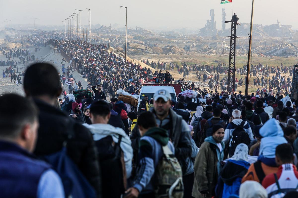 Palestinos desplazados regresan a sus hogares al norte de una Gaza ...