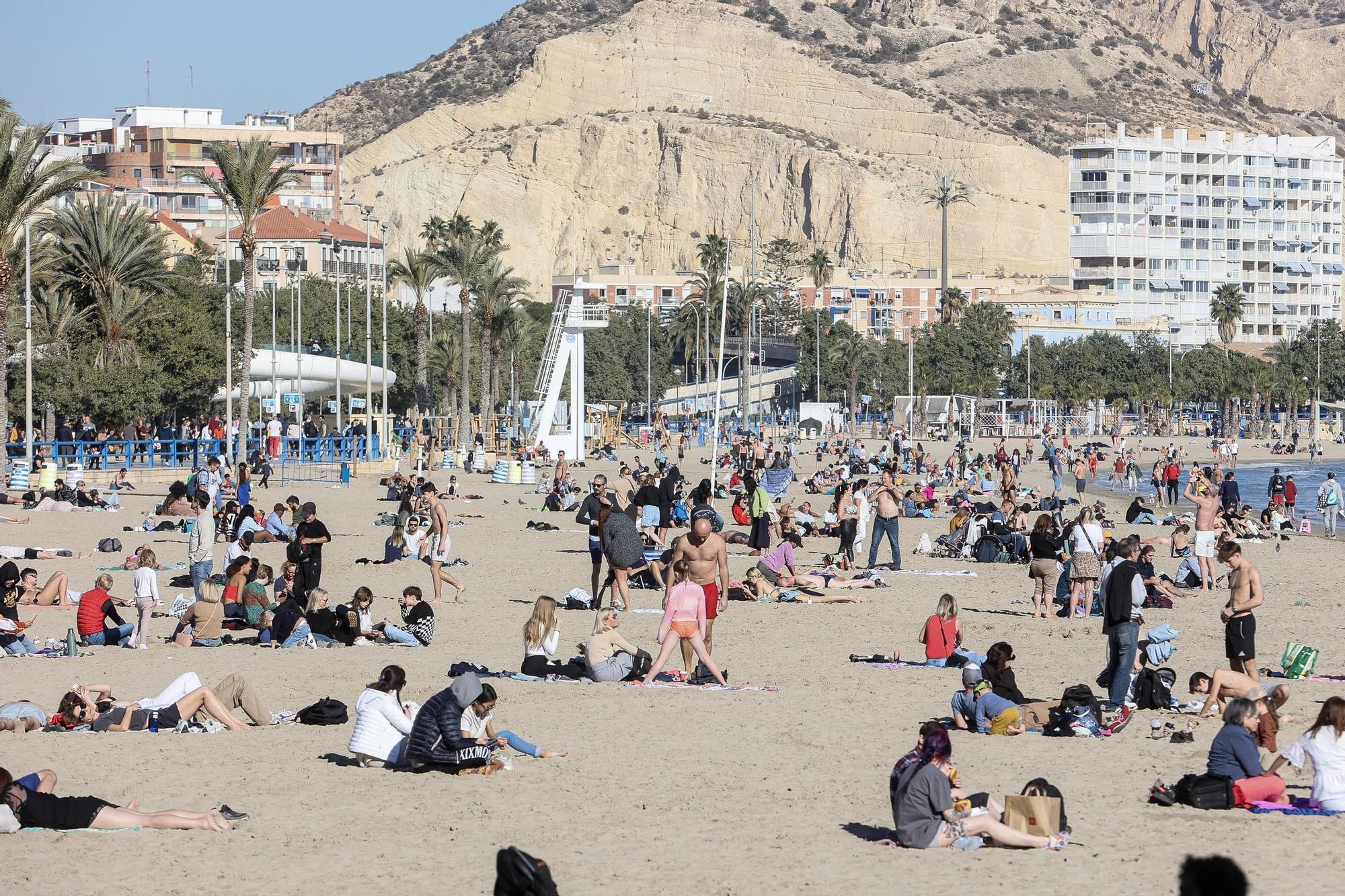 Ambiente en la playa del postiguet el día de Navidad
