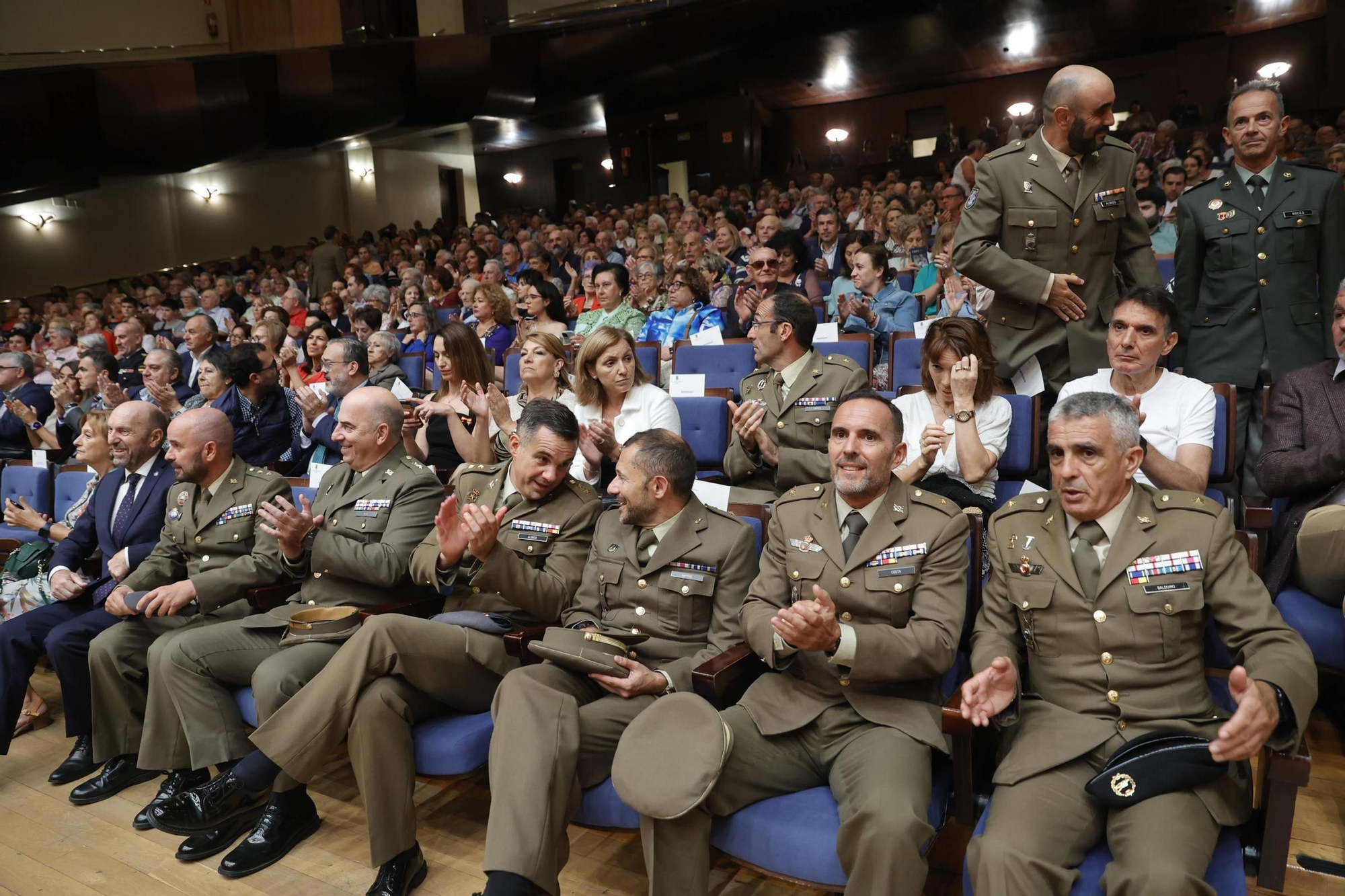 EN IMÁGENES: Así fue el izado de la bandera de España en la plaza de la Escandalera de Oviedo