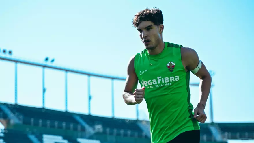 Yago de Santiago salta al Martínez Valero durante la fiesta del ascenso