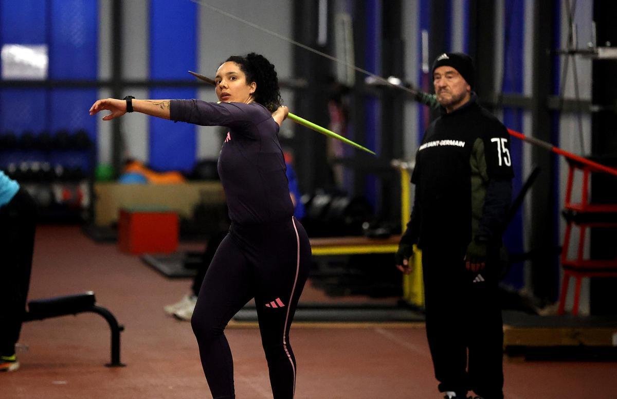 Yulenmis Aguilar lanza ante la mirada de Raimundo Fernández.