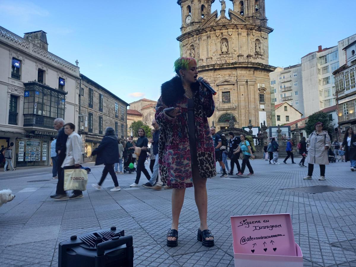 Alexandra Carrera cantando en la Praza da Peregrina.