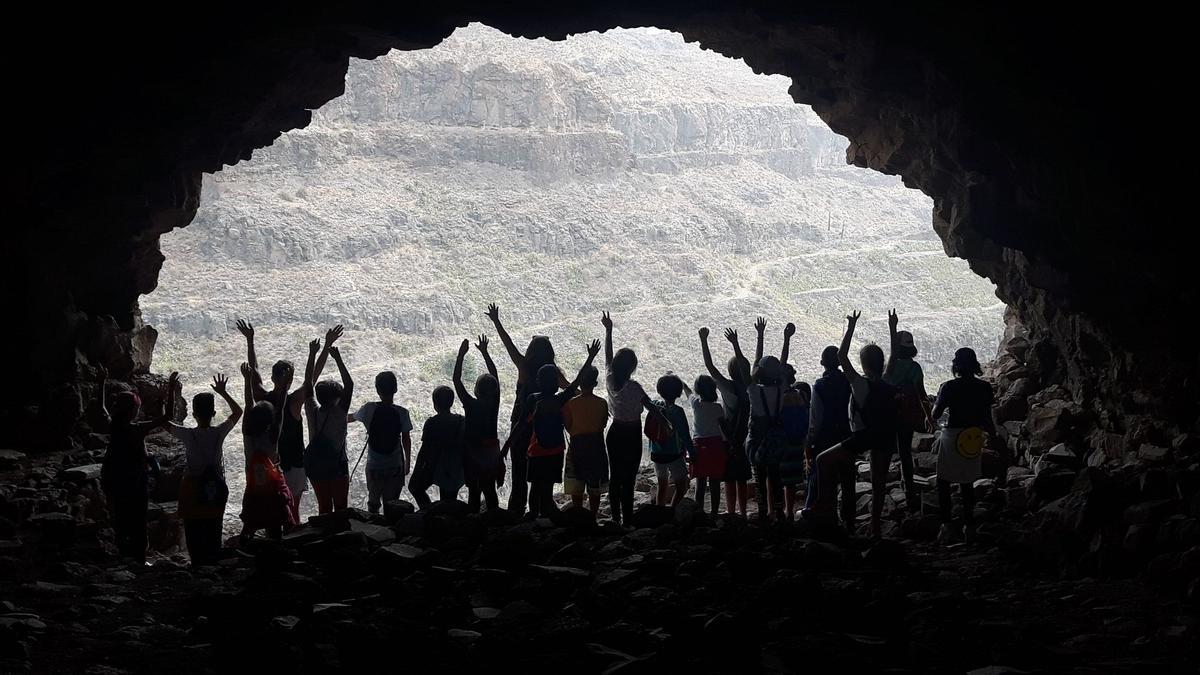 Niños durante una excursión a la cumbre organizada por el colectivo Mojo de Caña, que recibe el Roque Nublo Social.