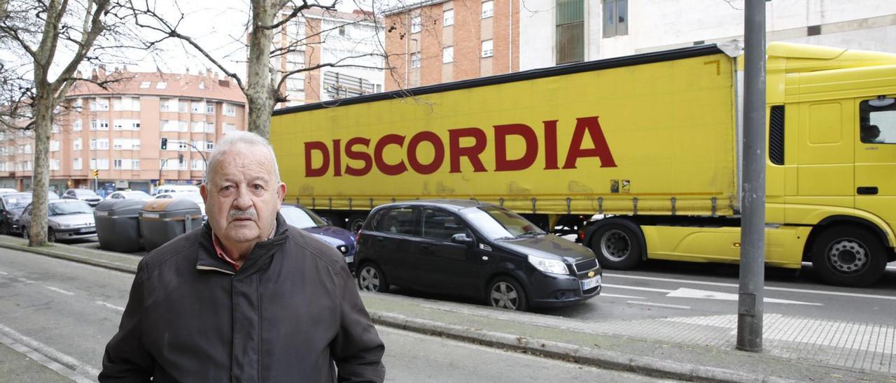 Roberto Pandiello, en la avenida Príncipe de Asturias, con un camión a sus espaldas.