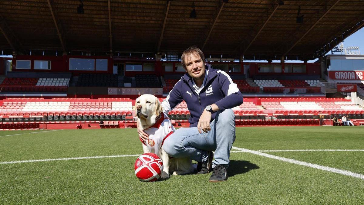 La Canya i l’Albert Marquès posen per a la foto a la gespa de l’estadi de Montilivi.