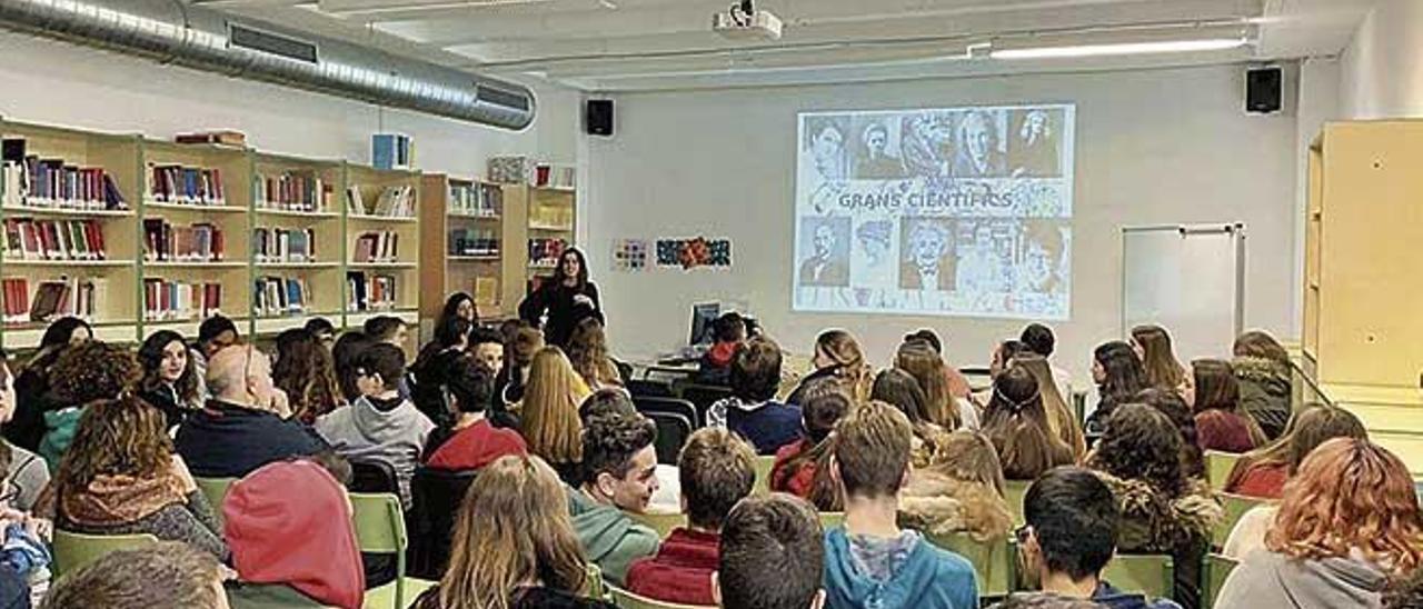 Alumnes de l&#039;IES Alcúdia durant la conferència d&#039;una investigadora científica.