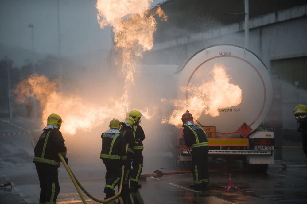 Bomberos y personal de los equipos de emergencias ensayan cómo intervenir en caso de accidente con mercancías peligrosas