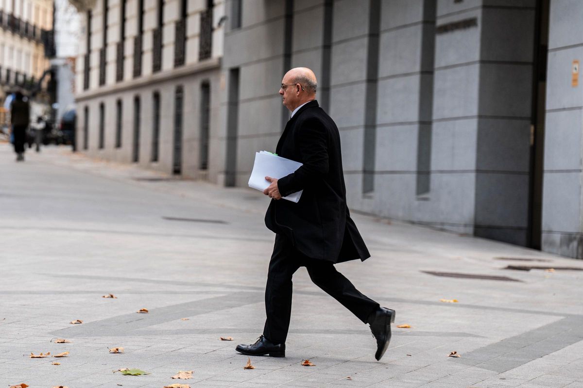 El abogado del presunto conseguidor de la trama ‘Koldo’, José Antonio Choclán, a su llegada a la Audiencia Nacional, a 21 de noviembre de 2024, en Madrid (España). El juez de la Audiencia Nacional que instruye el 'caso Koldo' toma declaración como investigado al presunto conseguidor de la trama, el empresario Víctor de Aldama, después de que solicitase comparecer de forma voluntaria para "prestar declaración de conformidad". Este movimiento se produce después de que el Supremo acordara recientemente abrir causa contra el exministro de Transportes José Luis Ábalos. 21 NOVIEMBRE 2024;KOLDO;CASO;JUSTICIA;CORRUPCIÓN;DECLARACIÓN;JUEZ Matias Chiofalo / Europa Press 21/11/2024. JOSÉ ANTONIO CHOCLÁN;Matias Chiofalo;category_code_new