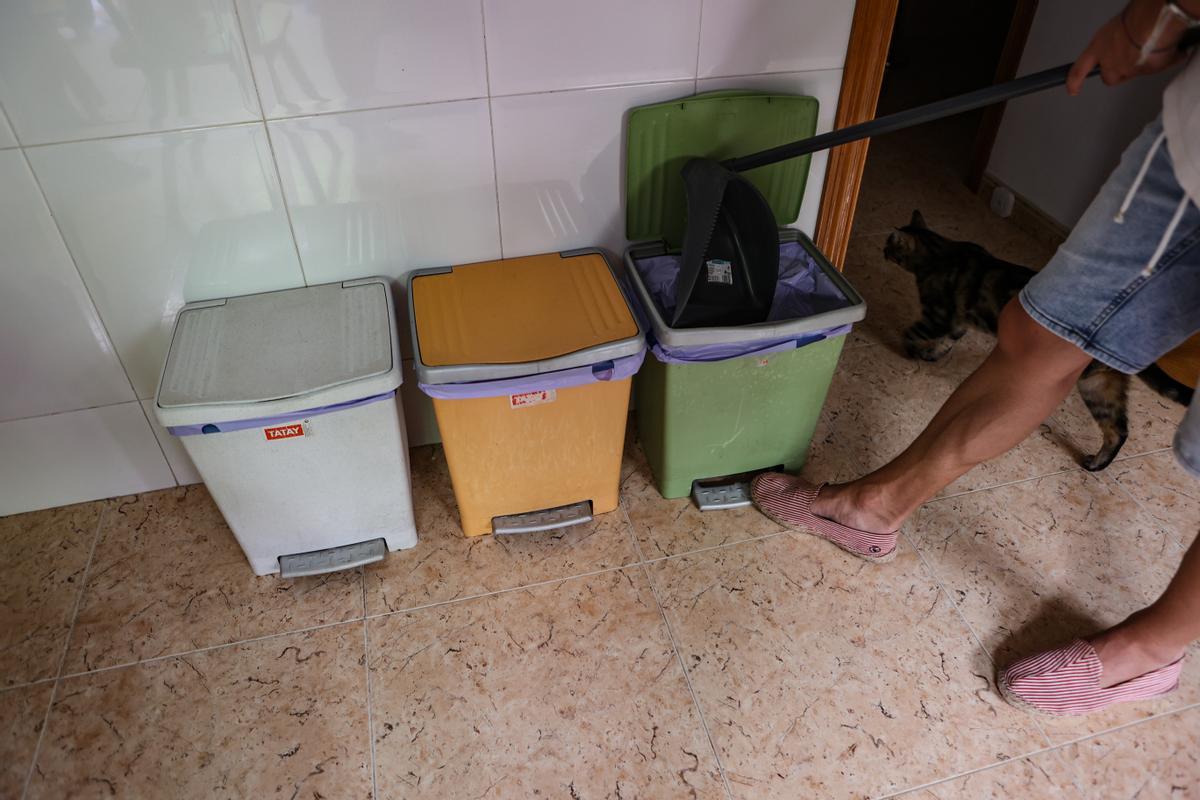 Cubos distintos para la recogida selectiva de residuos en un domicilio de Alcoy.