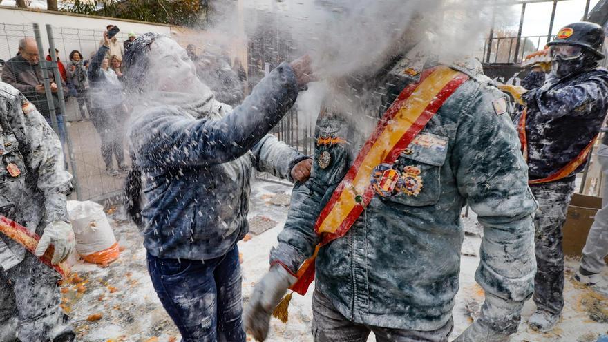 Els Enfarinats libran su batalla anual en Ibi