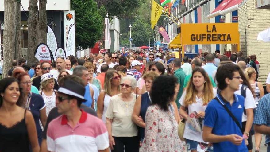 Visitantes de la Feria en una de las calles del recinto ferial, ayer.