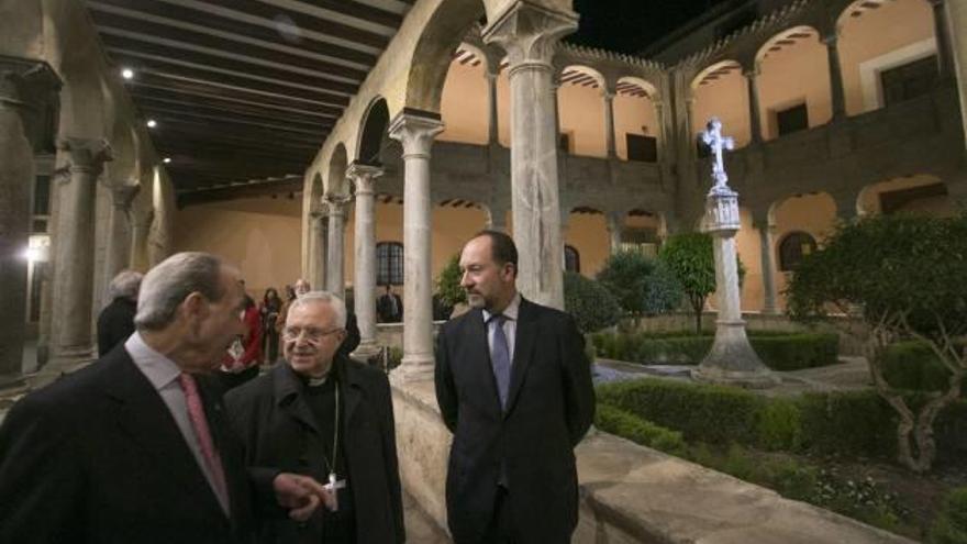 La catedral estrena iluminación en su claustro de cara a la Semana de Pasión