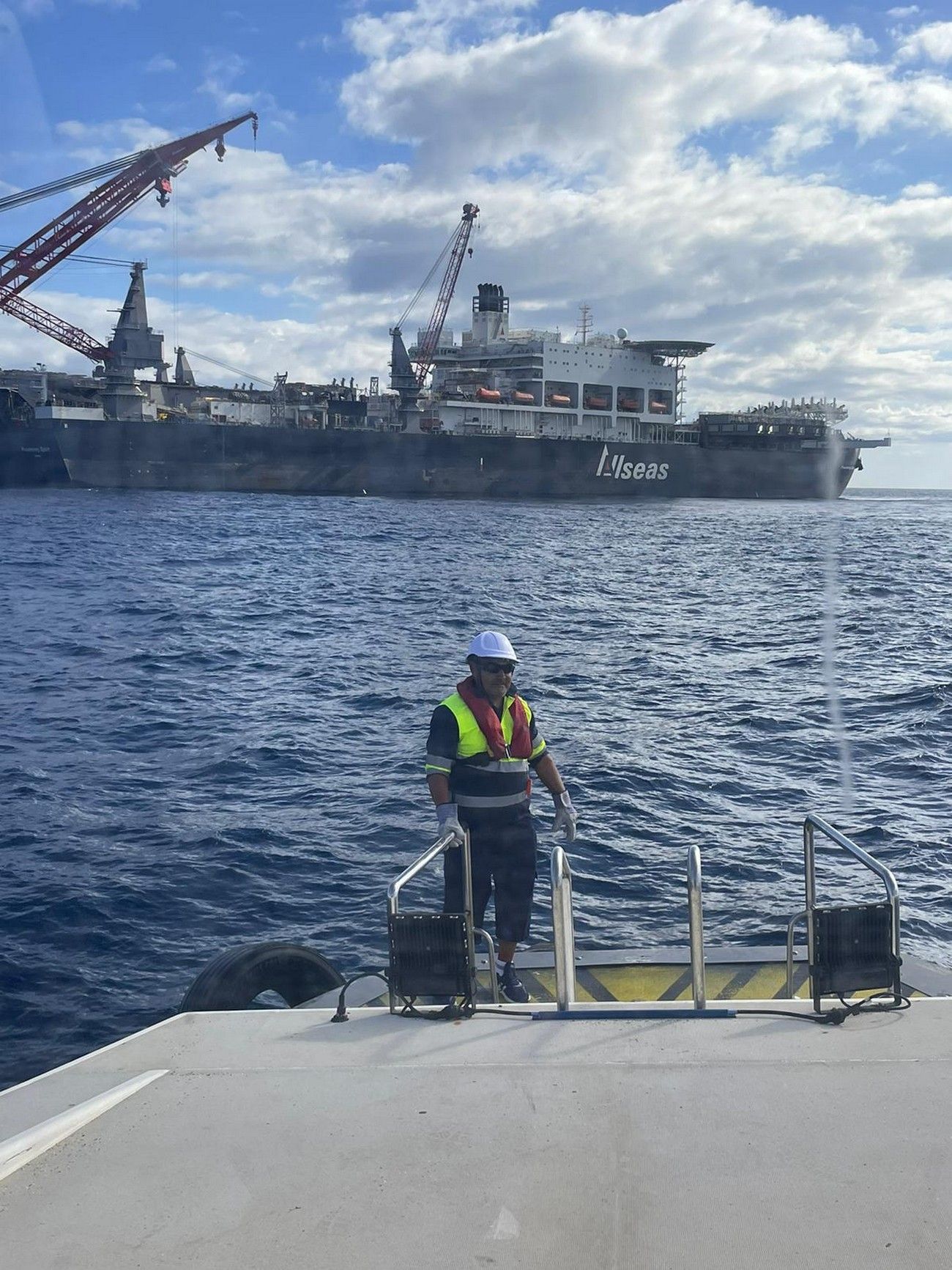 Pioneering Spirit, el buque más grande del mundo, cambia su tripulación en el Puerto de Las Palmas