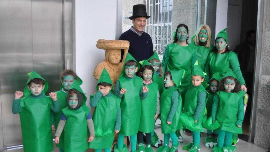 La comparsa de la escuela de Romariz, en su visita al Concello de Soutomaior. / FdV