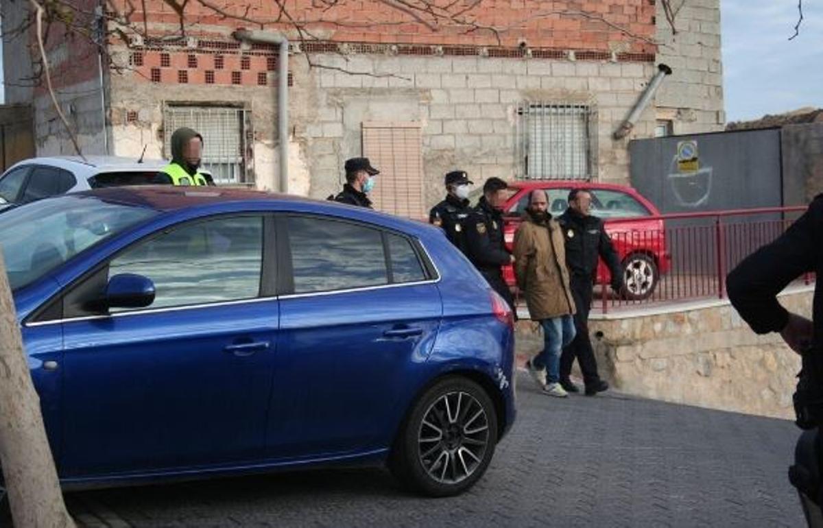 Uno de los detenidos tras el despliegue policial.