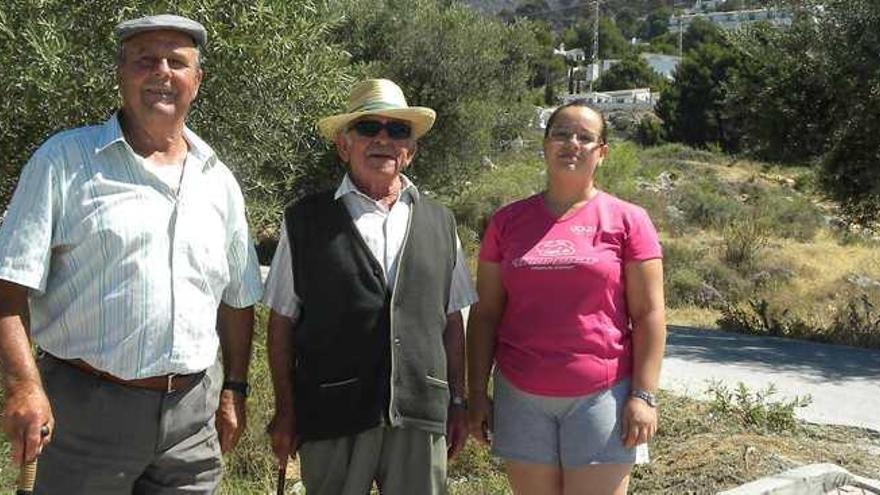 Antonio Aurelio López, Fulgencio Moreno e María Isabel López, cerca de la Cruz del Monte.