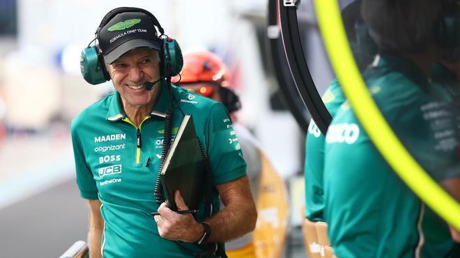Adrian Newey, frente al box de Aston Martin