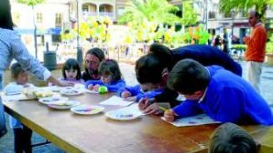 Los niños celebran con juegos el día contra el cáncer infantil