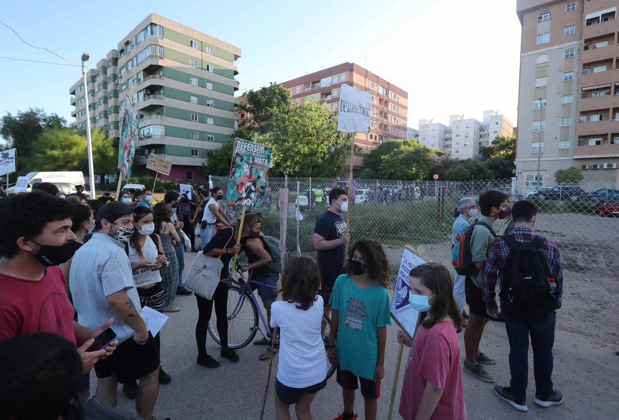 Protesta de los vecinos de Benimaclet contra el vallado de solares ocupados