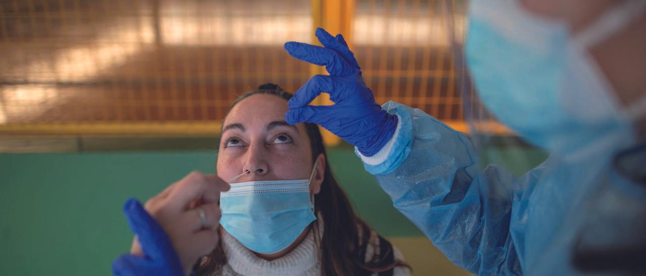 Toma de muestra para un test de COVID-19 antes de la &quot;gripalización&quot;.